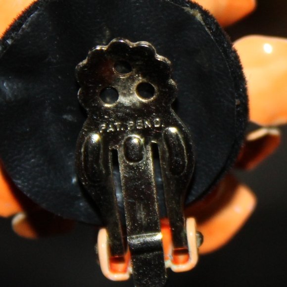 Beautiful Enamel and baby pearls adorn this brooch & clip back earrings - Picture 11 of 16